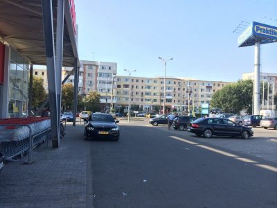 masina-parcata-la-intrarea-in-supermarket