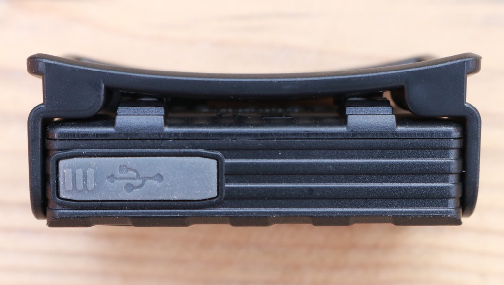 Nitecore NU20 - port MicroUSB