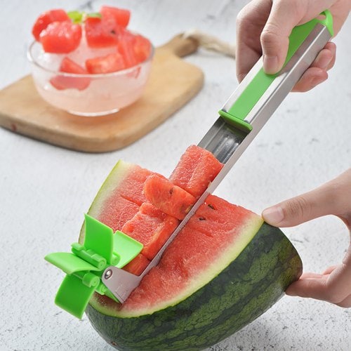 Dispozitiv pentru taiat pepene cuburi