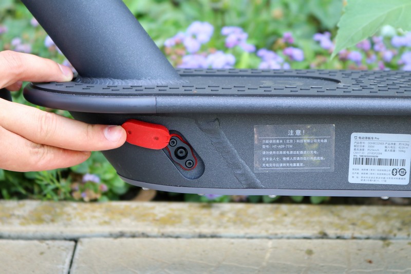 Trotineta electrica Xiaomi Mijia M365 Pro - review si pareri - capac mufa alimentare