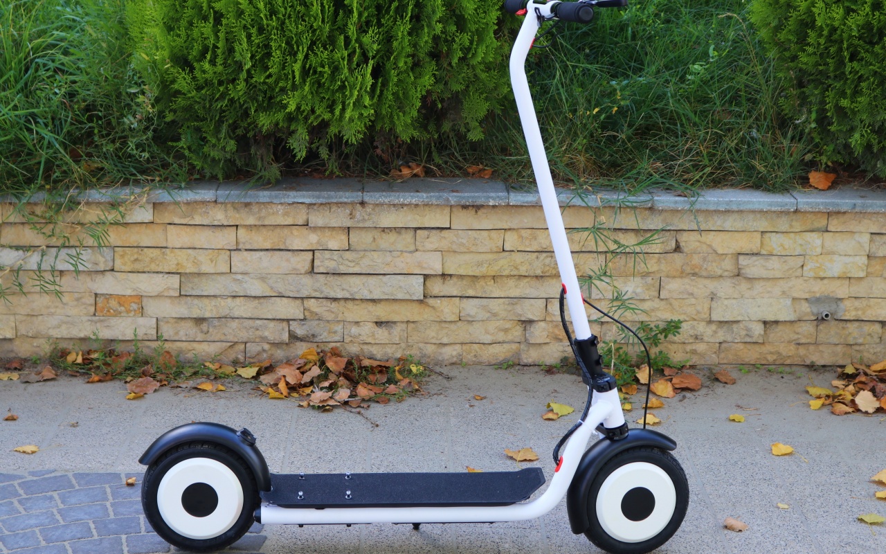 Trotineta electrica NextDrive N7 - din lateral cu capace