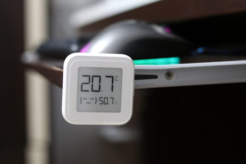 Termometru - higrometru Xiaomi XMWSDJ04MMC - prindere magnetica.JPG