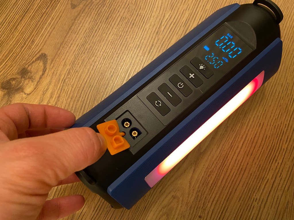 Compresor electric, starter auto și baterie externă BlitzWolf - review